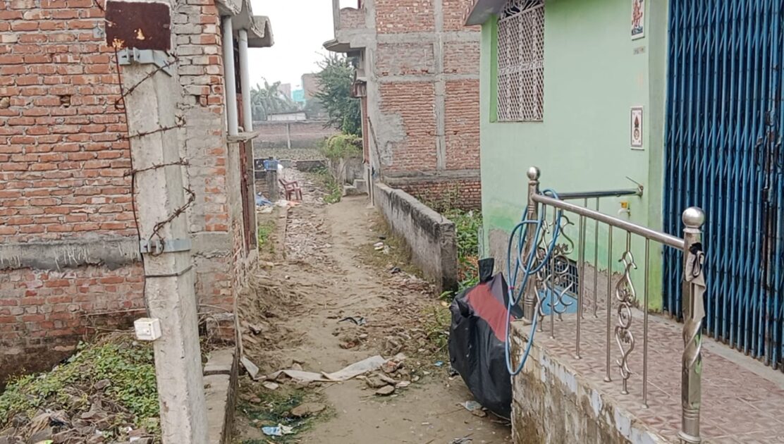 IMG 20260114 WA0052 नगर पंचायत वार्ड नम्बर 10 जयनगर के वार्ड पार्षद द्वारा सौतेलापन से परेशान स्थानीय निवासी ,नाला सहित सड़क से वंचित