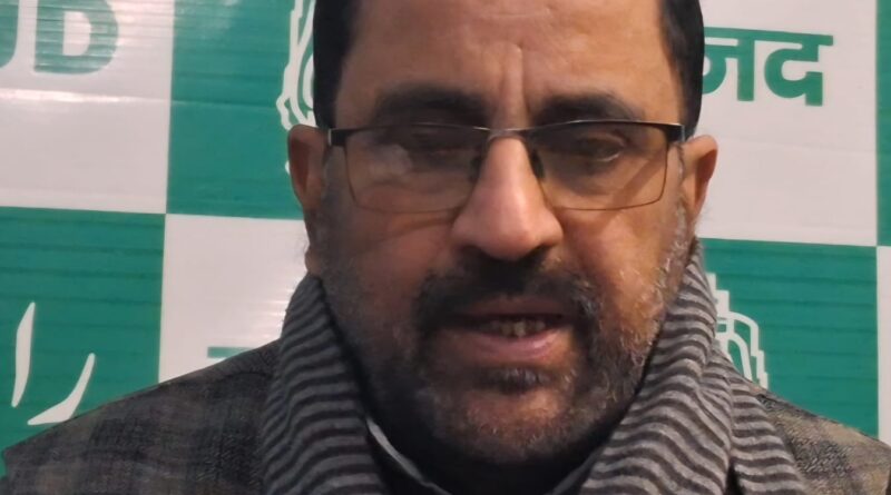 सरकारी डॉक्टर के प्रैक्टिस पर रोक लगाने की घोषणा करने वाली सरकार बिहार में बेहतर स्वास्थ्य और चिकित्सा व्यवस्था और सुविधा के प्रति क्या दृष्टिकोण है इसे बताये : एजाज अहमद