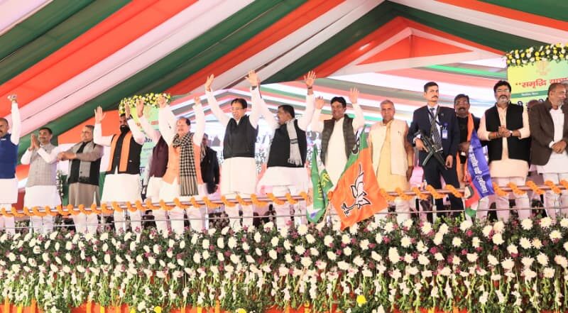 मुख्यमंत्री ने समृद्धि यात्रा के क्रम में पूर्वी चम्पारण जिले में विभिन्न योजनाओं का लिया जायजा, अधिकारियों को दिए निर्देश ।। 2.सरकार का मुख्य उद्देश्य है, सभी लोगों का सम्मान हो एवं उनका जीवन यापन आसान हो :मुख्यमंत्री ।।3.समृद्धि यात्रा के तहत आयोजित जन संवाद कार्यक्रम में शामिल हुए मुख्यमंत्री