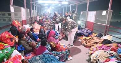 नेपाली रेलवे स्टेशन पर पहुँचने के कारण स्टेशन परिसर एवं प्लेटफॉर्म पर अत्यधिक भीड़