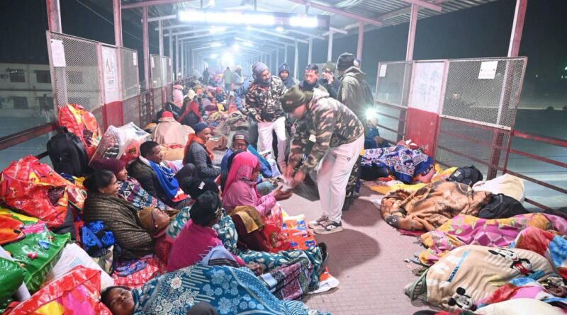 नेपाली रेलवे स्टेशन पर पहुँचने के कारण स्टेशन परिसर एवं प्लेटफॉर्म पर अत्यधिक भीड़