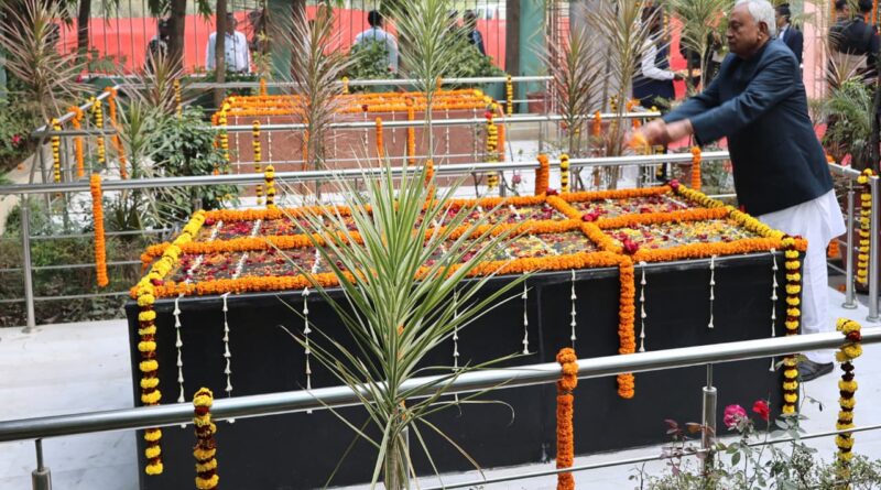 नीतीश कुमार ने बख्तियारपुर में गंगा तट स्थित सीढ़ी घाट का भ्रमण कर कराये गये विकास कार्यों का जायजा