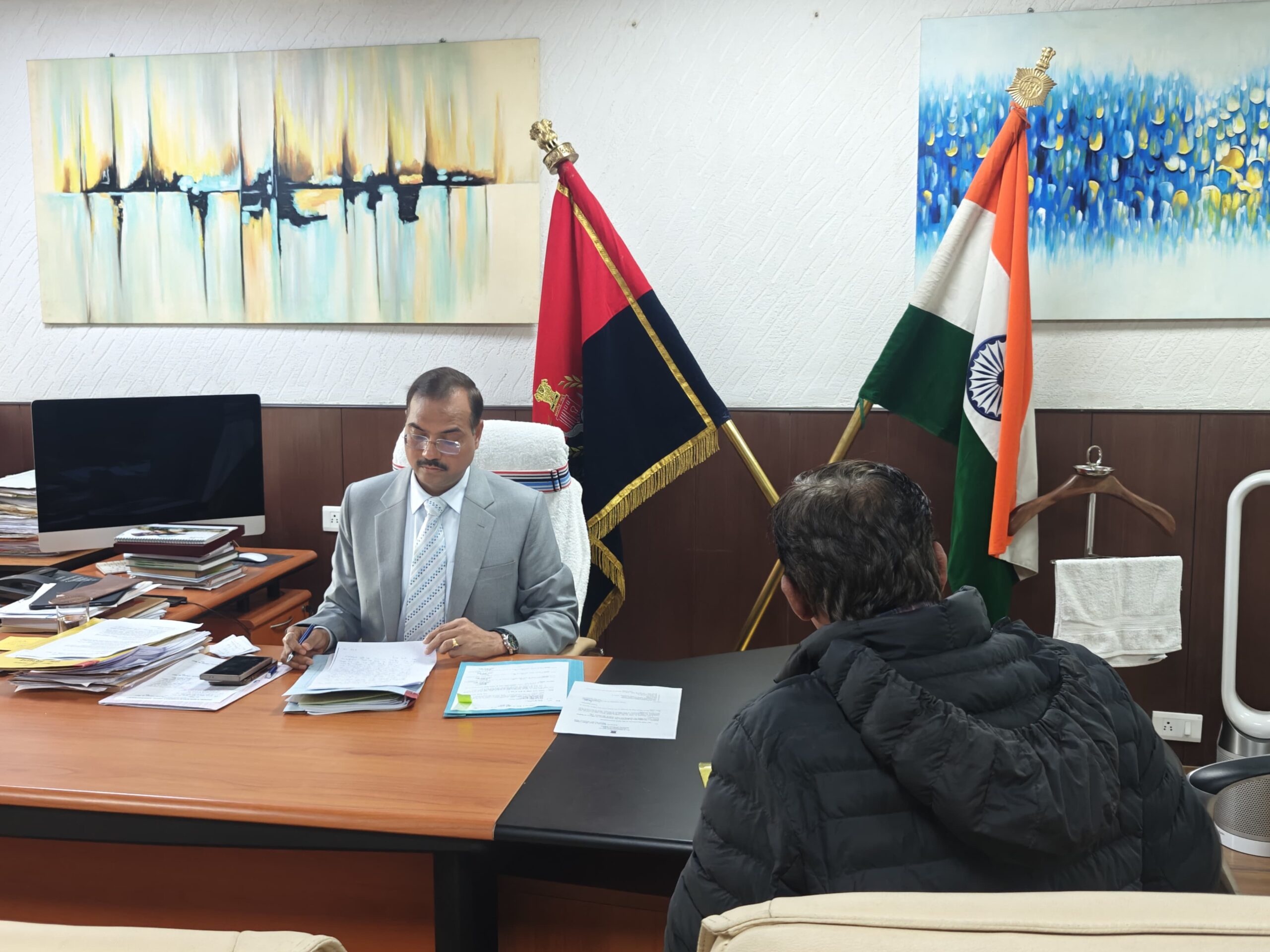 सबका सम्मान-जीवन आसान के तहत् फरियादियों से मिले गृह सचिव सह कारा महानिरीक्षक