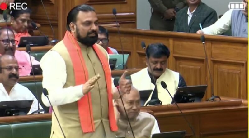 मुख्यमंत्री ने सदन क बिहार विधानसभा में गुरूवार को सदन की कार्यवाही शुरू होने से पहले ही मुख्यमंत्री नीतीश कुमार सदन में पहुंचे