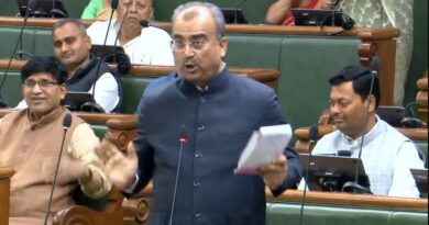 स्वास्थ्य विभाग के आय व्यय पर विभागवार सामान्य वाद विवाद पर सरकार की ओर से उतर देते हुए स्वास्थ्य मंत्री मंगल पाण्डे ।।2 .बिहार विधान परिषद् में राजस्व एवं भूमि सुधार विभाग के आय व्यय वाद विवाद के कटौती प्रस्ताव पर सरकार की ओर से उत्तर देते