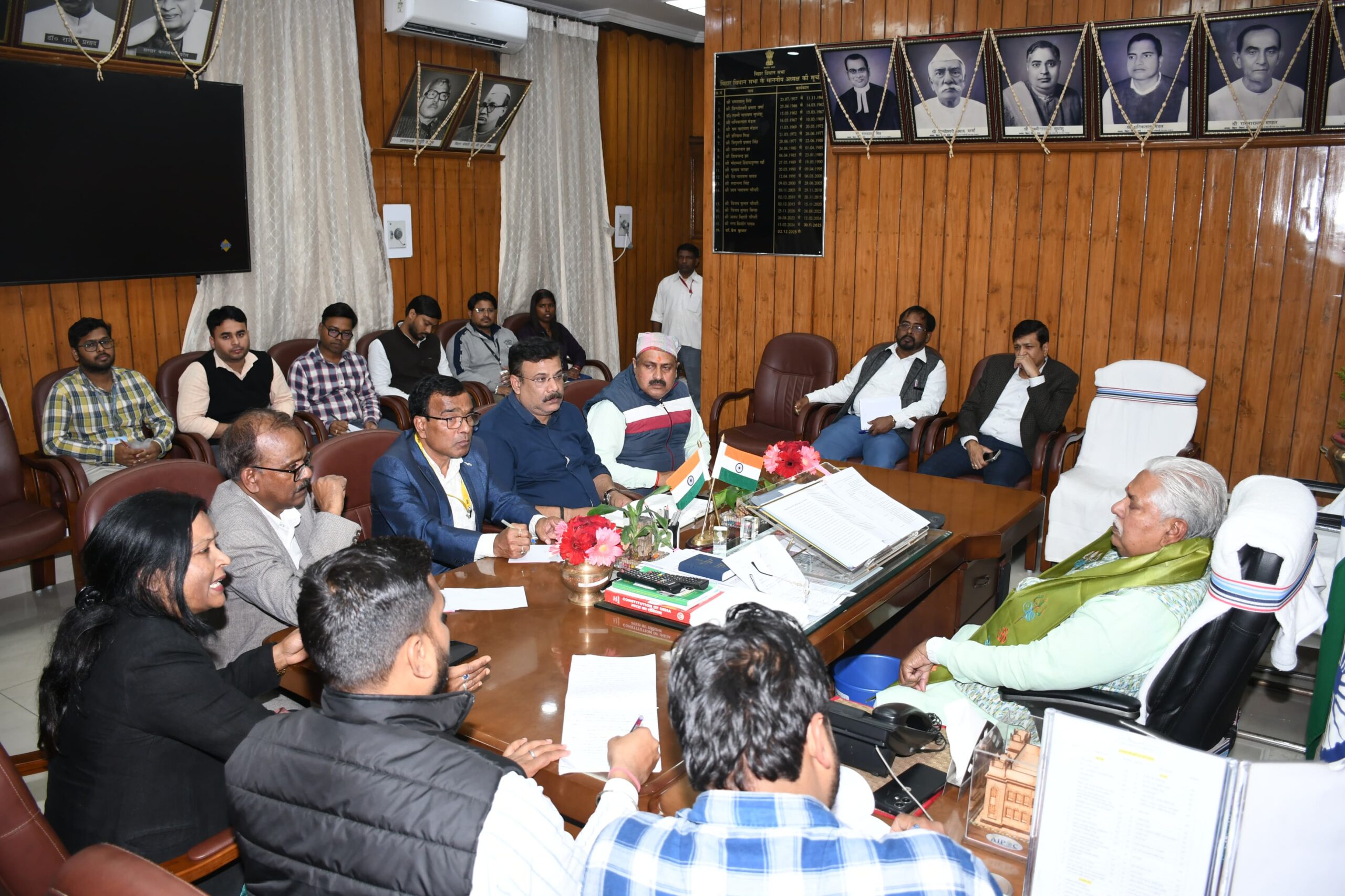 बिहार विधान सभा के माननीय अध्यक्ष डॉ प्रेम कुमार ने आज 5 बजे अप. में अपने कार्यालय कक्ष में शून्यकाल को ऑनलाइन करने हेतु सभा सचिवालय के वरीय पदाधिकारियों एवं नेवा टीम के साथ एक समीक्षा बैठक