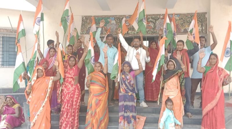 भूमिहीन परिवारों द्वारा  Co को दिया आवेदन ,अंचल पदाधिकारी द्वारा मिला आश्वासन