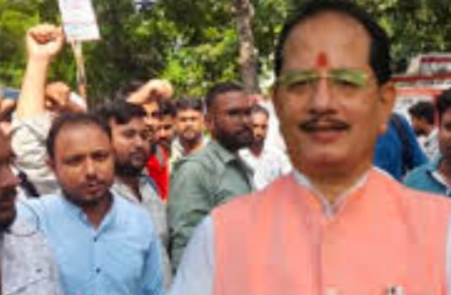 बिहार में हड़ताल पर गए सभी अंचल अधिकारियों की सैलरी बंद विजय सिन्हा ने गाड़ी–चाभी लौटाने का दिया निर्देश