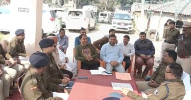 नेपाली स्टेशन पर रोजमर्रा के समान ले जा रहे नेपाली ग्राहकों से असमाजिक तत्वों द्वारा अवैध वसुली पर रोकथाम की मांग की