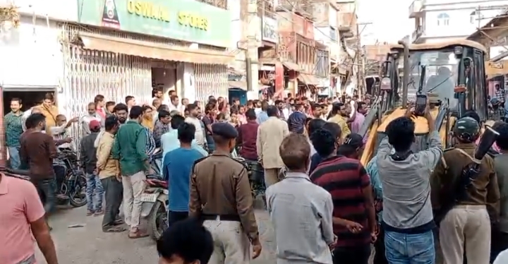 जयनगर नगरपंचायत का अतिक्रमण हटाओ अभियान, डोजर चला कर हटाए गए स्थायी निर्माण