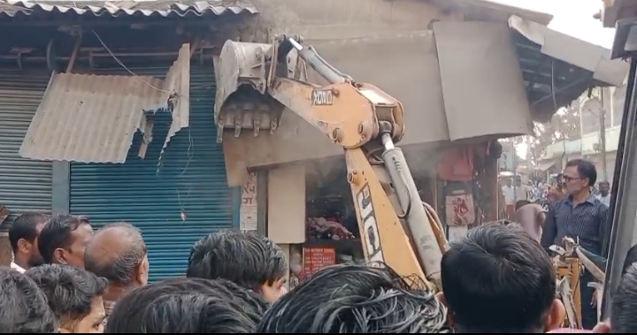 Screenshot 2026 02 24 20 12 55 31 6012fa4d4ddec268fc5c7112cbb265e7 जयनगर नगरपंचायत का अतिक्रमण हटाओ अभियान, डोजर चला कर हटाए गए स्थायी निर्माण