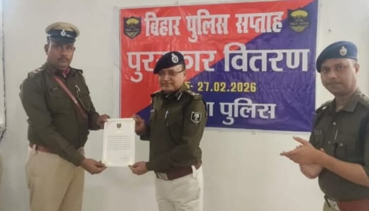 दो पुलिसकर्मियों को डीजीपी से प्रशस्ति पत्र व नकद इनाम