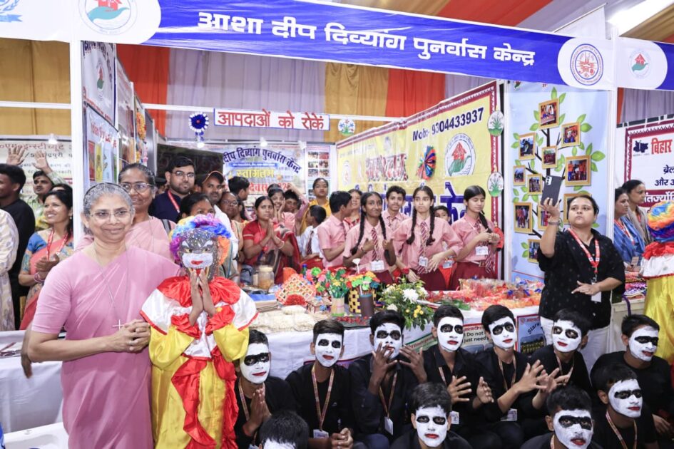 IMG 20260322 WA0017 मुख्यमंत्री ने बिहार दिवस समारोह 2026 का दीप प्रज्ज्वलित कर किया उद्घाटन