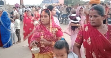 डूबते सूर्य को छठव्रतियों के द्वारा दिया गता अर्घ्य