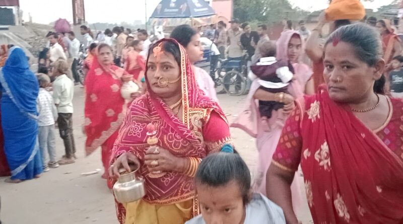 IMG 20260324 WA0013 डूबते सूर्य को छठव्रतियों के द्वारा दिया गता अर्घ्य