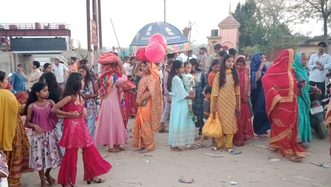 IMG 20260324 WA0014 डूबते सूर्य को छठव्रतियों के द्वारा दिया गता अर्घ्य