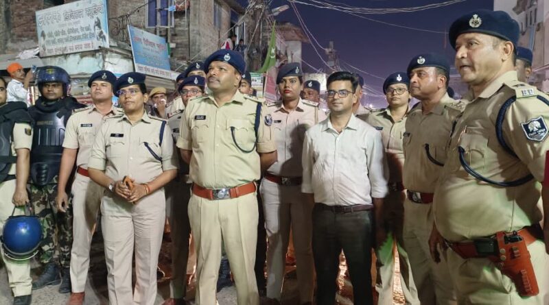 रामनवमी पर्व को शांतिपूर्ण एवं सौहार्दपूर्ण वातावरण में  विधि-व्यवस्था के सुदृढ़ संधारण के उद्देश्य से मधुबनी शहर में पुलिस अधीक्षक योगेंद्र कुमार के नेतृत्व में भव्य फ्लैग मार्च निकाला