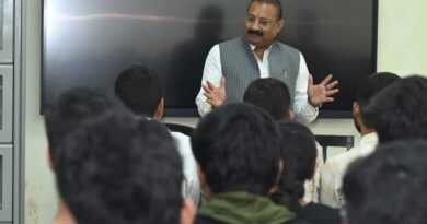 57  साल की उम्र में मंत्रिपद संभालते हुए क्लासरूम में कदम रखना निश्चित रूप से एक अनोखा  नीतीश कुमार सरकार में ग्रामीण कार्य विभाग के मंत्री के रूप में सक्रिय