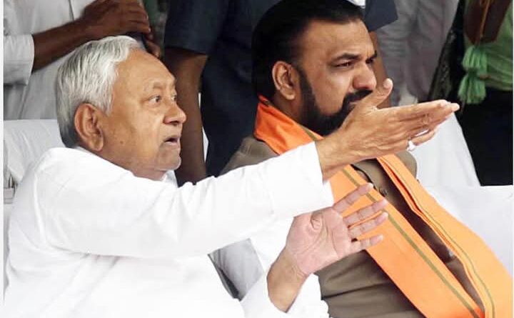 नीतीश कुमार जा रहे हैं  उन्होंने विधानपरिषद से इस्तीफ़ा दिया