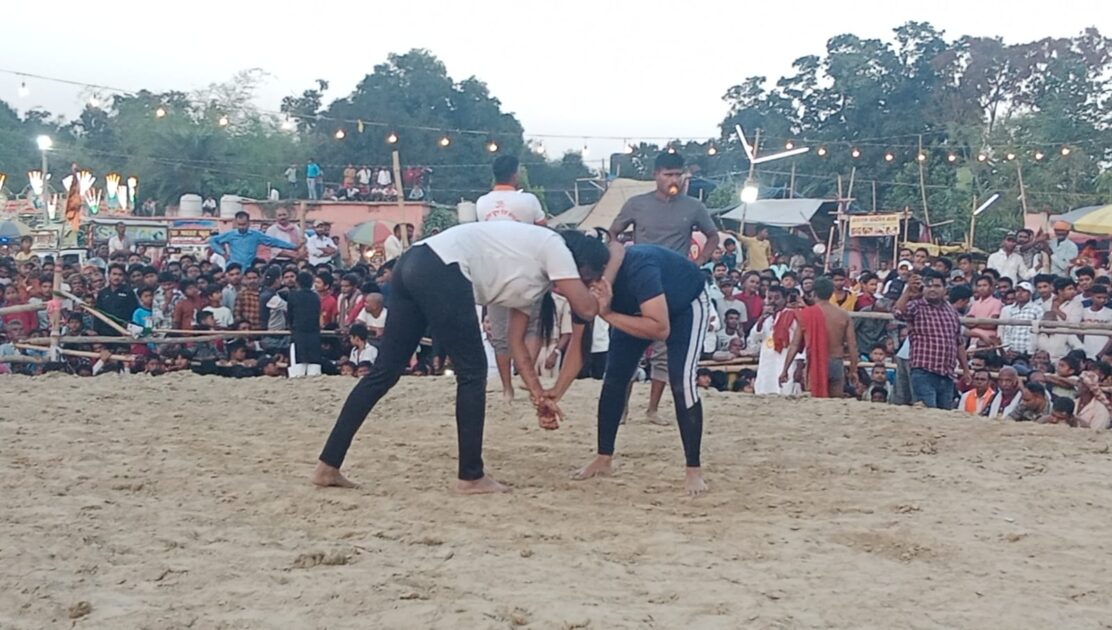 IMG 20260411 WA0006 दुल्लीपट्टी महावीर झंडा महोत्सव में महादंगल का फाइनल बाबर पहलवान बने विजेता