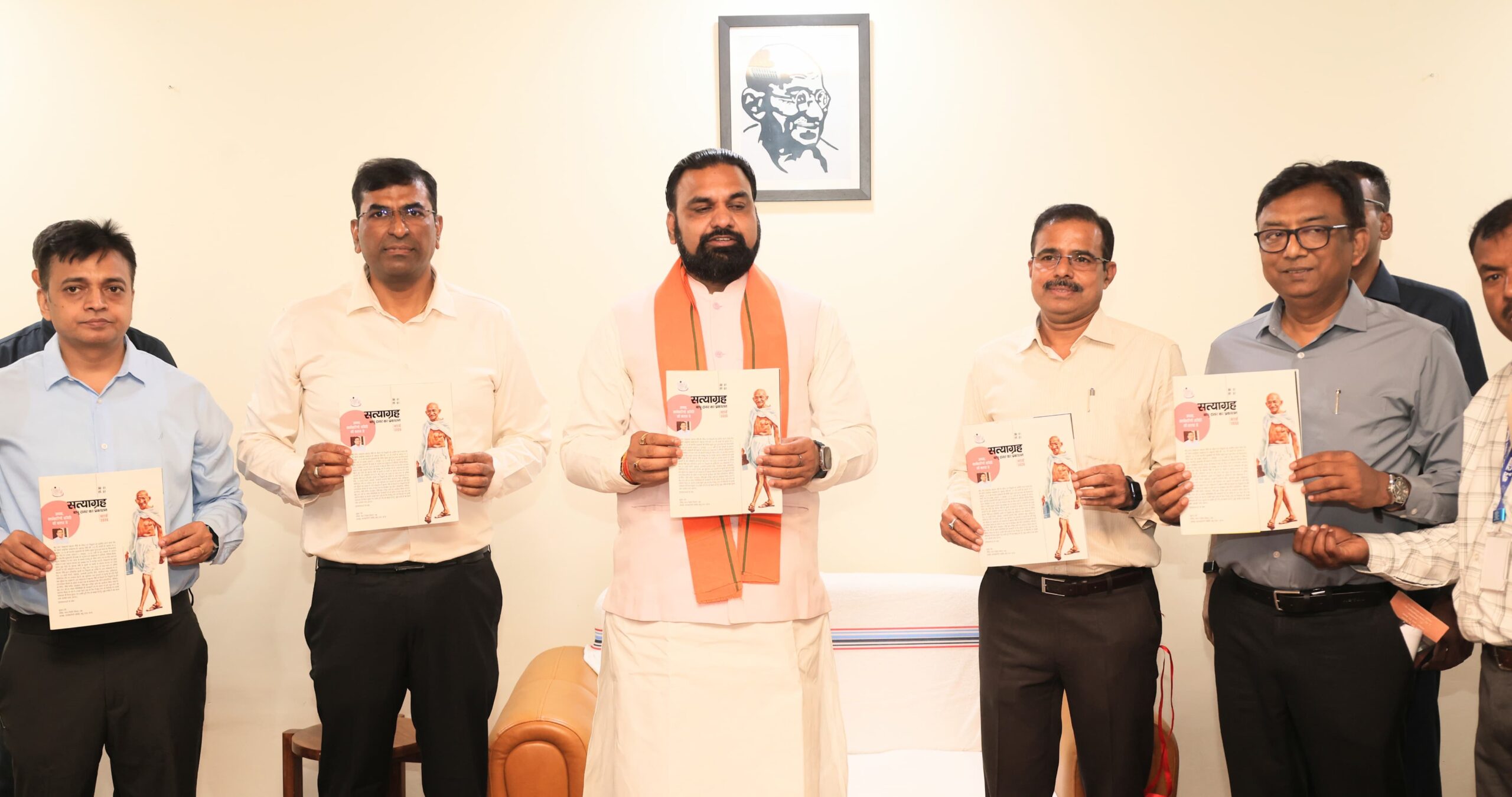 मुख्यमंत्री से मुलाकात करनेवालों का लगा तांता, मुख्यमंत्री व्यक्तिगत रूप से मिलकर लोगों का अभिवादन कर रहे हैं स्वीकार