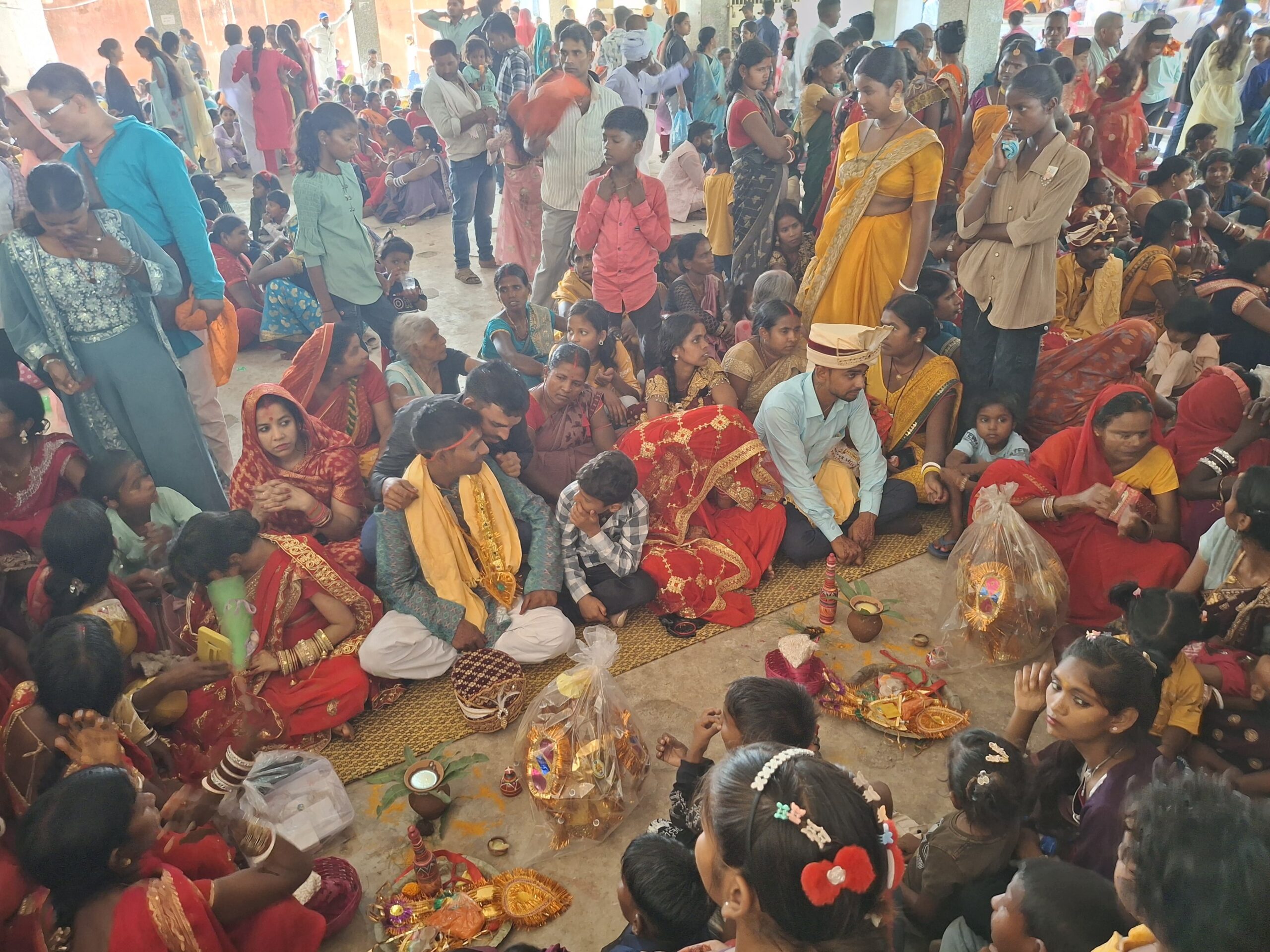अशोक धाम मंदिर मे सामूहिक विवाह का आयोजन, एसीबीआई के सदस्य सौरब कुमार ने सभी नवविवाहित जोड़े को दिया उपहार