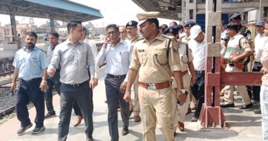 मुख्य सचिव प्रत्यय अमृत और डीजीपी विनय कुमार का दौरा।। 2 .नेपाल सीमा पर सुरक्षा चौकसी होगी और मजबूत, मुख्य सचिव ने किया जयनगर नेपाली रेलवे स्टेशन का निरीक्षण