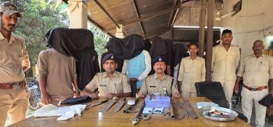 अवैध देशी कट्टा जिंदा कारतूस एवं धारदार हथियार के साथ 08 अभियुक्त गिरफ्तार