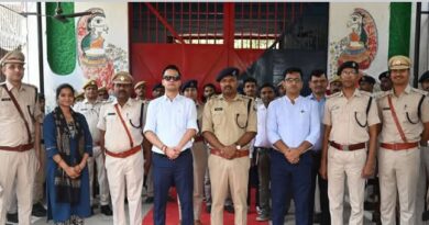 बंदी दरबार में पहुँचे जिलाधिकारी,बंदियों की समस्याएं सुनकर त्वरित समाधान का दिया आश्वासन