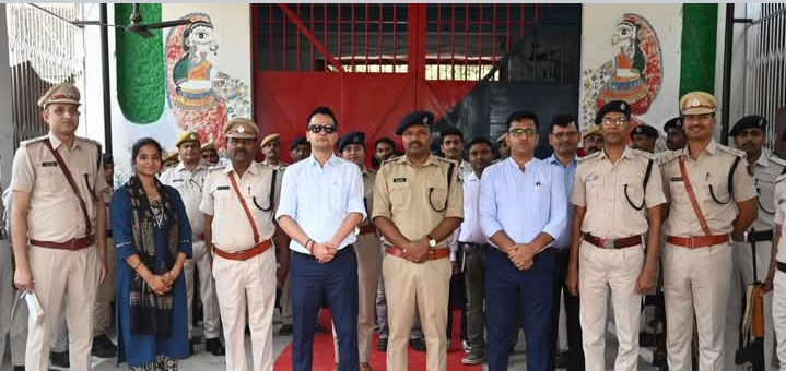 बंदी दरबार में पहुँचे जिलाधिकारी,बंदियों की समस्याएं सुनकर त्वरित समाधान का दिया आश्वासन
