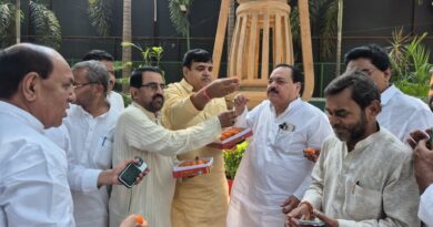 विधान परिषद उपचुनाव में सोनू कुमार की जीत पर कार्यालय में एक दूसरे को मिठाईयां खिलाकर नेताओं और कार्यकर्ताओं ने खुशियां मनाई और कहा कि तेजस्वी जी के नेतृत्व पर लोगों का विश्वास और मजबूत हुआ है: एजाज अहमद