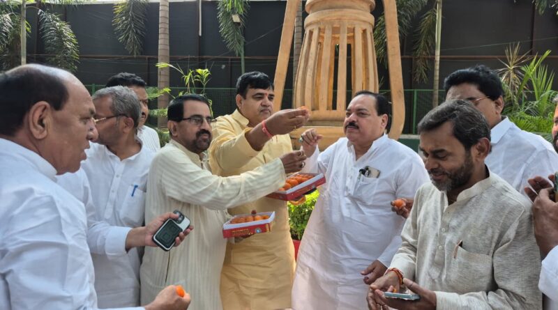 विधान परिषद उपचुनाव में सोनू कुमार की जीत पर कार्यालय में एक दूसरे को मिठाईयां खिलाकर नेताओं और कार्यकर्ताओं ने खुशियां मनाई और कहा कि तेजस्वी जी के नेतृत्व पर लोगों का विश्वास और मजबूत हुआ है: एजाज अहमद