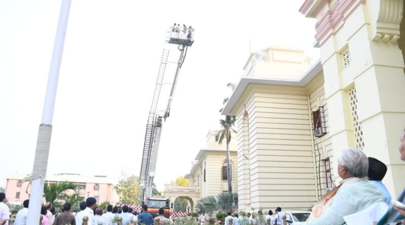 अग्निशमन सेवा के पदाधिकारियों द्वारा बिहार विधान सभा सचिवालय के मुख्य भवन, उप भवन एवं विस्तारित भवन में अग्नि सुरक्षा सुनिश्चित करने हेतु मॉक ड्रिल का आयोजन