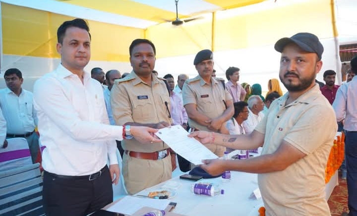 सहयोग शिविर में पहुंचे जिलाधिकारी एवं पुलिस अधीक्षक।विभिन्न विभागों की योजनाओं की