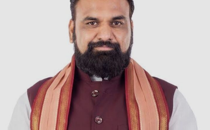 अगले 5 वर्षों में 1 लाख शिक्षकों की नियुक्ति की जायेगी जिसके अन्तर्गत प्रत्येक वर्ष कम से कम लगभग 20 हजार शिक्षकों की नियुक्ति की जायेगी। इसके लिये हर वर्ष जुलाई महीने में नियुक्ति संबंधी विज्ञापन जारी  किया जायेगा :- मुख्यमंत्री
