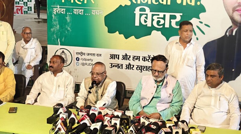 संवाददाता सम्मेलन को संबोधित करते हुए राष्ट्रीय प्रधान महासचिव अब्दुल बारी सिद्दीकी , प्रदेश अध्यक्ष  मंगनी लाल मंडल, अनुसूचित जाति/जनजाति प्रकोष्ठ के राष्ट्रीय अध्यक्ष  शिवचन्द्र राम की उपस्थिति में मुख्यमंत्री सम्राट चौधरी से सीधा सवाल पूछा