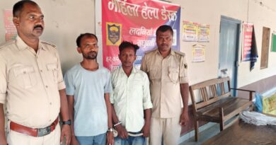शराब के साथ दो तस्कर गिरफ्तार 15.6 लीटर नेपाली शराब बरामद