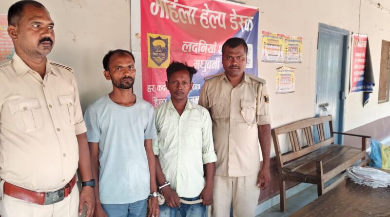 शराब के साथ दो तस्कर गिरफ्तार 15.6 लीटर नेपाली शराब बरामद