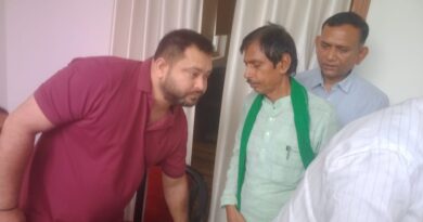 लालू प्रसाद  के 79 वें जन्मदिन पर राजद नेताओं ने मजार पर चादरपोशी कर उनकी दीर्घायु एवं उत्तम स्वास्थ्य के लिए दुआ मांगी