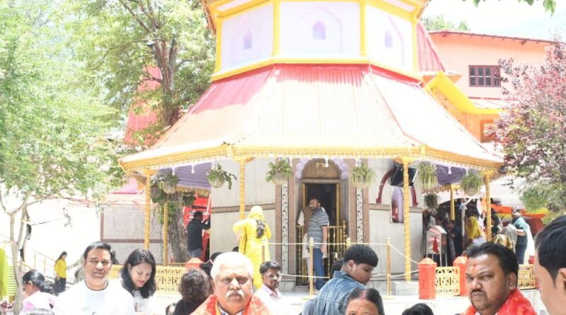 अध्यक्ष डॉ प्रेम कुमार ने अपने पारिवारिक सदस्यों एवं सहयोगियों के साथ उत्तराखंड राज्य के नैनीताल में श्री माँ नयना देवी मंदिर में विधिवत पूजा-अर्चना कर माता रानी का आशीर्वाद प्राप्त