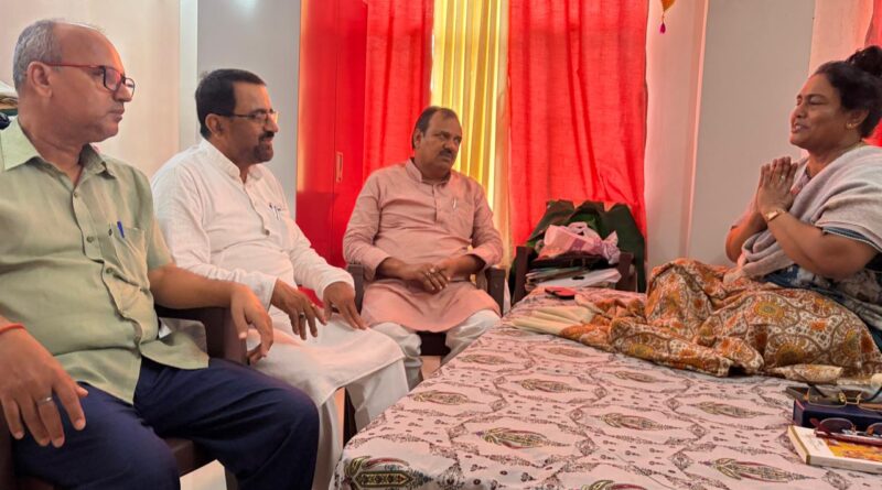 राजद की प्रवक्ता सह विधान पार्षद डॉ उर्मिला ठाकुर से राजद नेताओं ने मुलाकात कर उनके स्वास्थ्य के संबंध में जानकारी प्राप्त की : एजाज अहमद