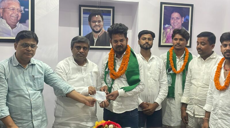 जदयू और लोजपा (आर) नेताओं ने थामा राजद का दामन, पार्टी कार्यालय में ग्रहण की सदस्यता।। 2. राजद के राष्ट्रीय अध्यक्ष लालू प्रसाद , पूर्व मुख्यमंत्री राबड़ी देवी एवं राष्ट्रीय जनता दल के कार्यकारी अध्यक्ष सह नेता प्रतिपक्ष तेजस्वी प्रसाद यादव सहित राजद परिवार के नेताओं ने पूर्व विधायक नागेंद्र प्रसाद यादव के निधन पर गहरी शोक संवेदना प्रकट की 1