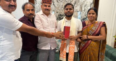 पूर्व मुखिया रमेशचंद्र राय की निधन से सामाजिक एवं राजनीतिक क्षेत्र में गहरा शोक की लहर दौड़ गयी।।   2.कौशल विकास योजना के तहत 9 वर्षों में 45 हजार से अधिक महिलाओं को मिला प्रशिक्षण।।3.जीविका दीदियों के हाथों से तैयार चायपत्ती बनी किशनगंज की पहचान