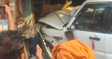 तेज रफ्तार स्कॉर्पियो दुकान में घुसी तीन युवक घायल