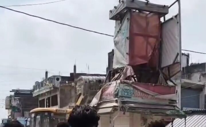 अतिक्रमण हटाने के दौरान गांधी स्मारक से मूर्ति हटाना पड़ा महंगा 5 लोगों पर FIR दर्ज