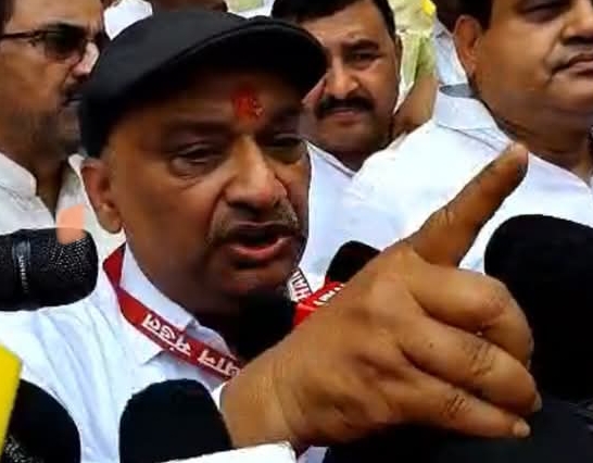 राजद की ओर से डॉ सुनील कुमार सिंह ने बिहार विधान परिषद चुनाव के लिए दो सेट में नामांकन पत्र दाखिल किया