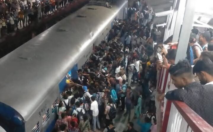 सिपाही भर्ती परीक्षा देने निकले हज़ारों अभ्यर्थियों की भीड़ ने रेलवे व्यवस्था की कमियों को उजागर कर दिया और पल मिनट का नजारा
