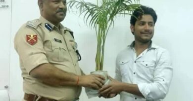 पुलिस की बेइज्जती होती हैँ फिर इज्जत बचाने के लिए भरत तिवारी को पागल घोषित उसके बाद एनकाउंटर करते हैं