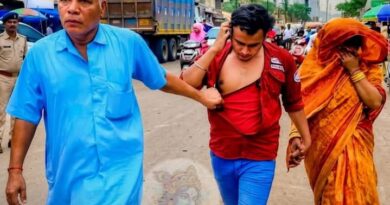 पिता ने अपने ही बेटे को दूसरी शादी करने से रोकने के लिए कोर्ट परिसर से घसीटते हुए सीधे थाने पहुंचा दिया