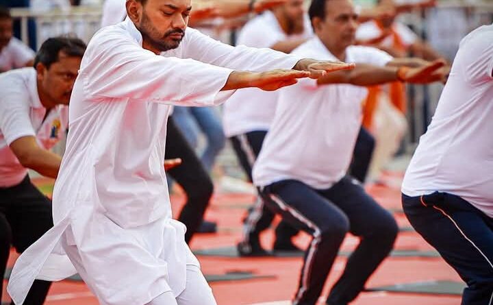 योग का क्रेज अब बस केवल योग दिवस तक ही सीमित होता जा रहा है और इसे लेकर बस रिकॉर्ड बनाए जा रहे है लेकिन जमीन पर कुछ रिकॉर्ड नहीं
